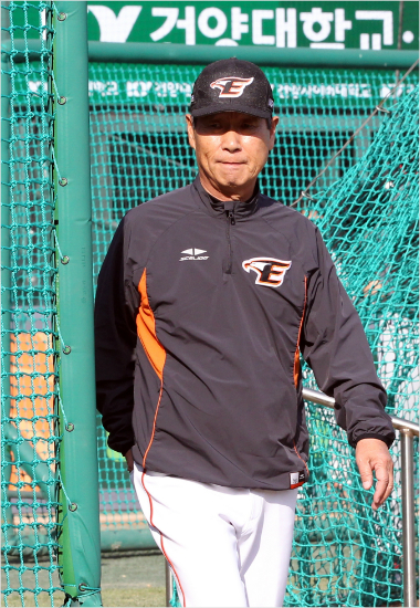 '위기의야신'김성근감독은7연패등최악의4월경기전선수지도를이유로인터뷰를고사하는등험난하고불편한일정을소화했다.(자료사진=한화)