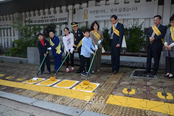 김은숙부산중구청장,정석모부산중부경찰서장,하옥선부산서부교육지원청교육장등이가두행진을하고있다.(사진제공=부산중부서)