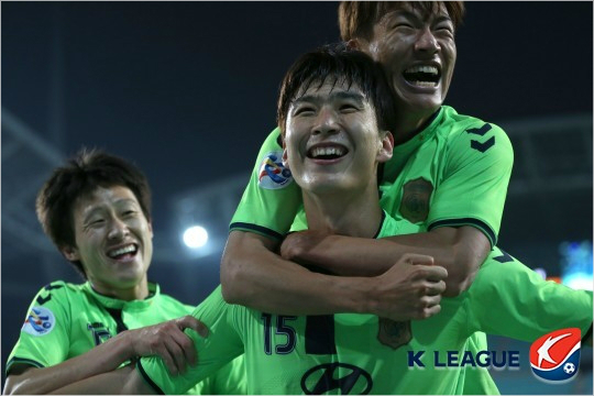 전북현대는후반중반에터진수비수임종은의천금같은동점골에E조1위로아시아챔피언스리그16강에진출했다.(사진=한국프로축구연맹제공)