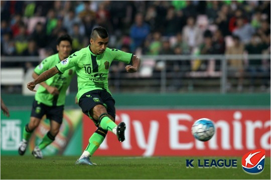 브라질출신의외국인공격수레오나르도는엄청난몸값을자랑하는장쑤의브라질선수들과대결에서도전혀뒤지지않는모습으로소속팀전북의무승부에힘을보탰다.(사진=한국프로축구연맹제공)