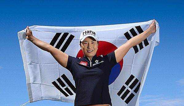 ▲박세리가US여자오픈에특별초청선수로참가한다.사진은지난달하나금융그룹골프단선수프로필촬영당시태극기를들고있는박세리.사진=하나금융그룹제공