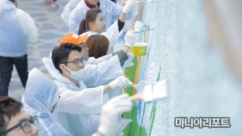 골프존, 어린이날 맞아 정릉천 벽화그리기 봉사활동