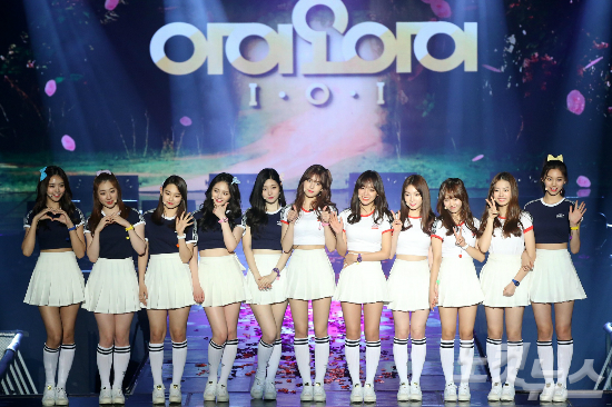 오디션프로그램'프로듀스101'을통해선발돼데뷔한걸그룹아이오아이(I.O.I)가5일오전서울장충체육관에서열린첫번째미니앨범'Chrysalis(크리슬리스)'쇼케이스에서포즈를취하고있다.(사진=박종민기자)