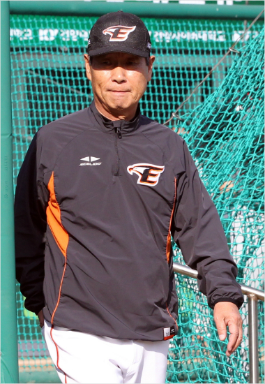 '돌아올때까지조금만버텨주길...'지난5일허리디스크수술로당분간벤치를지키지못하는한화김성근감독.일단김광수수석코치가대행을맡아팀을이끈다.(자료사진=한화)