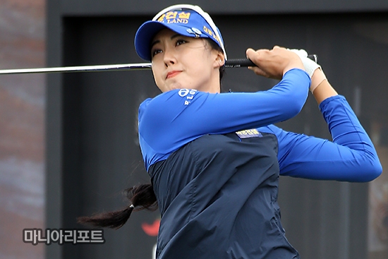 ▲장원주가교촌허니레이디스오픈첫날8번홀에서티샷을날리고있다.군산=박태성기자