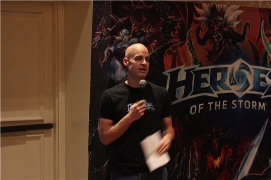 '히어로즈오브더스톰' 총괄 디렉터인 더스틴 브라우더가 히어로즈 서밋에서 인사말을 하고 있다.