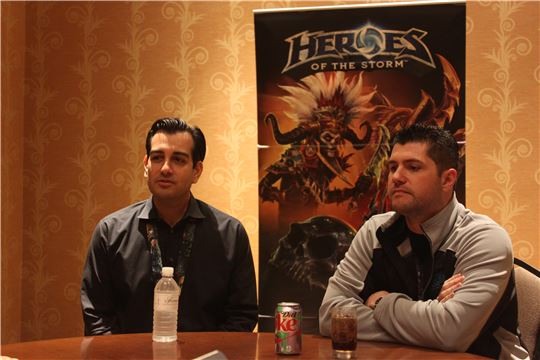 변경될 히어로즈오브더스톰에 대해 설명 중인 알렌 다비리(왼쪽, 테크니컬 디렉터)와 케이오 밀커(오른쪽, 프로덕션 디렉터).