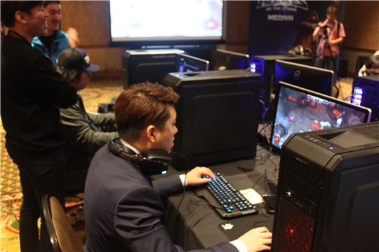 ◇ 히어로즈오브더스톰 서밋에 참가한 '마이티' 문병철 감독이 새롭게 추가된 영웅을 플레이 하고 있다.