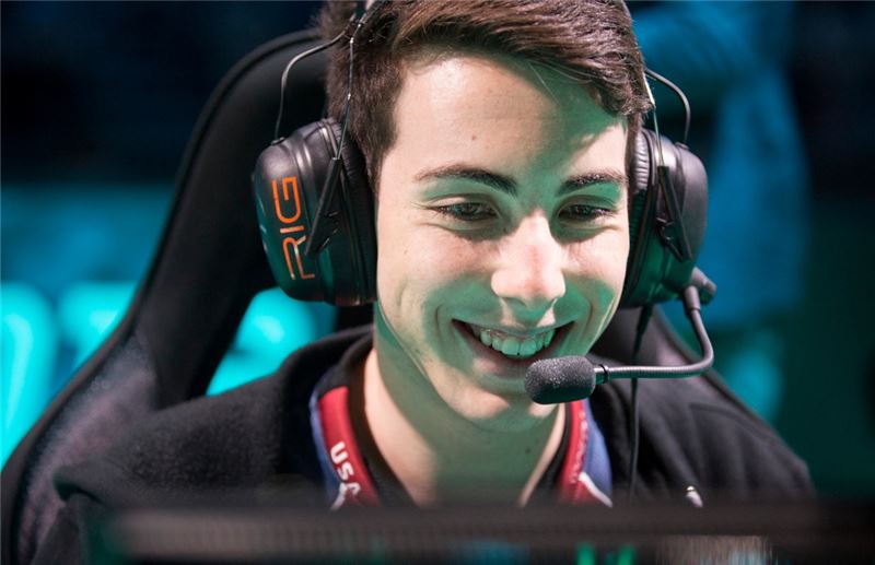 CLG의 원거리 딜러 'Stixxay' 트레버 헤이예스.