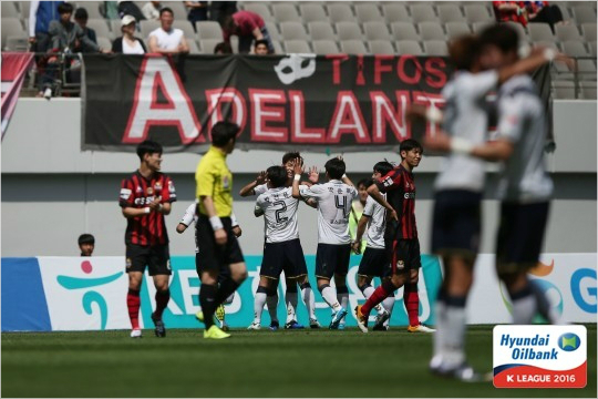 선제골을넣은양동현을축하하는포항선수들.(사진=한국프로축구연맹제공)
