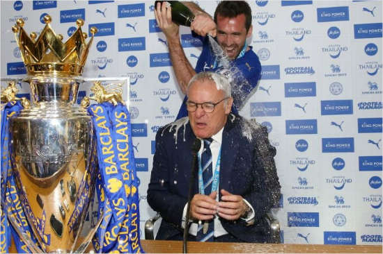 기자회견도중샴페인세례를받고있는라니에리감독.(ESPNFC.com영상캡처)