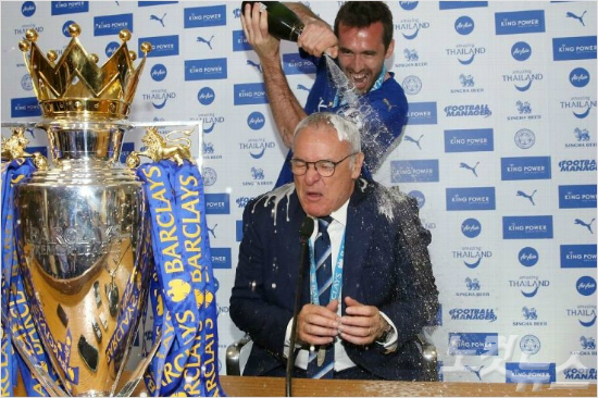 부임첫해레스터시티의창단첫우승을이끈클라우디오라니에리감독이샴페인세례를받고있다.(사진=ESPN.com영상갈무리)