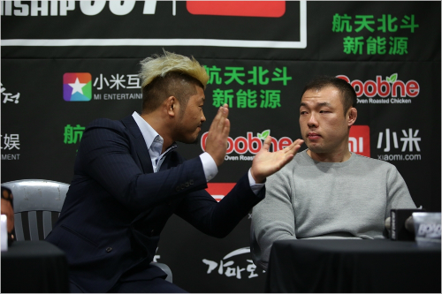 이둘희가'부상으로이번경기에서뛸수없게된것에대해사과한다'고말하자권아솔이옆에서박수를치고있다.사진=로드FC제공