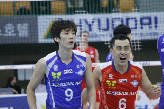 지난시즌주전경쟁에서밀렸던대한항공레프트곽승석(왼쪽)은자유계약선수자격을얻었지만박기원감독과새출발에나선대한항공잔류를선택했다.(사진=대한항공점보스제공)