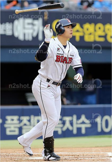 '예비홈런킹의빠던?'두산김재환은올시즌53홈런페이스의무서운장타행진을이어가며18년만의잠실홈런왕에대한기대감을부풀리고있다.(자료사진=두산)