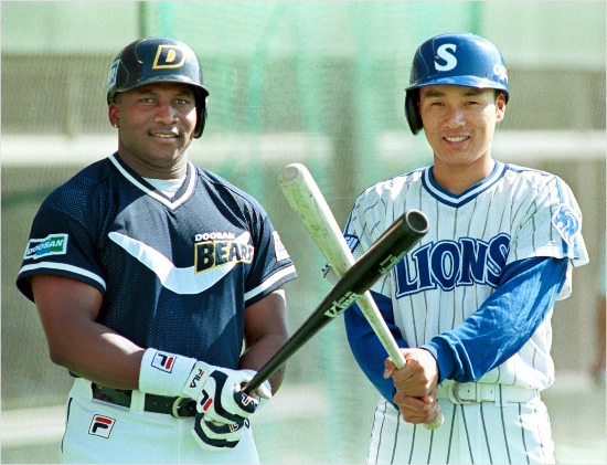 '흑곰과라이언킹'타이론우즈(왼쪽)는1998년당시한시즌최다인42홈런을날리며홈런왕에올랐다.이후삼성이승엽과치열한거포대결을펼쳤다.(자료사진=삼성)