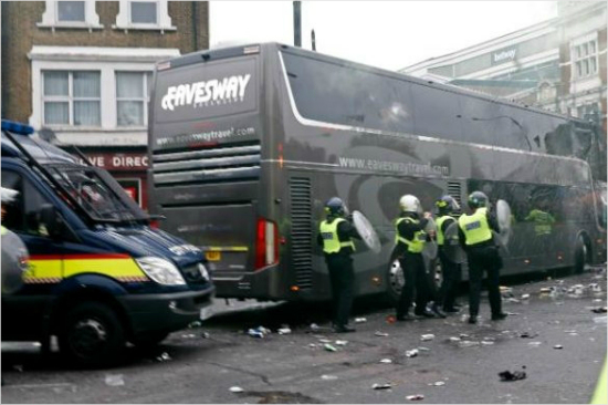 경기장에들어가지못하고멈춰버린맨체스터유나이티드버스.(사진=텔레그라프풋볼트위터)