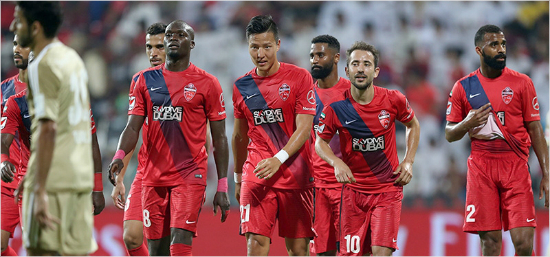 스포츠전문매체'ESPN'은아스널과리버풀,맨체스터시티등복수의잉글랜드프리미어리그클럽이아랍에미리트알아흘리에서활약하는한국인미드필더권경원(가운데)의영입에관심을보였다고소개했다.(사진=알아흘리홈페이지갈무리)