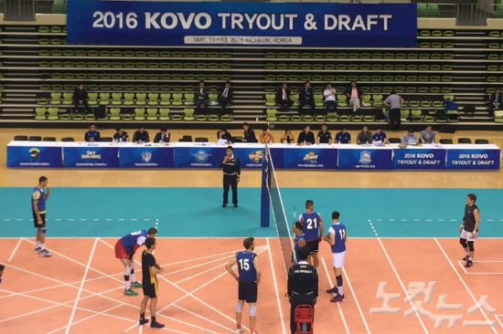 'V리그에나설선수는누구?'한국배구연맹(KOVO)는11일인천송림체육관에서'2016KOVO트라이아웃&드래프트'를개최했다.남자프로배구7개구단감독및관계자들은자리에참석해초청받은24명의외국인선수들의기량을점검했다.(사진=송대성기자)
