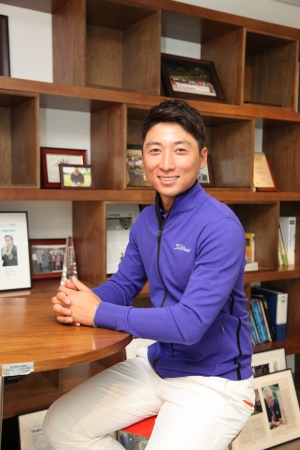▲"통풍도잘되고신축성도좋아서땀이차도몸에감기지않고,부드럽게잘움직여주어서스윙하는데많은도움이된다.”_이동민프로