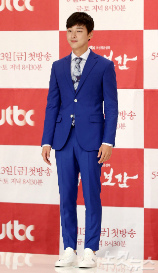 배우윤시윤이11일오후서울영등포타임스퀘어서열린JTBC'마녀보감'제작발표회에서포즈를취하고있다.(사진=박종민기자)