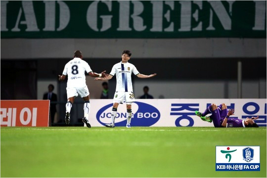 데뷔전에서최강희감독을웃게만든최동근.(사진=대한축구협회제공)