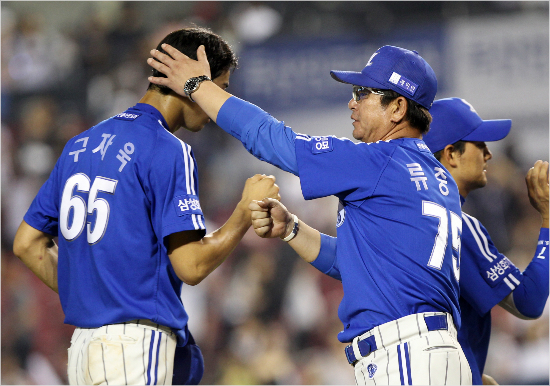 '머리괘안나'삼성구자욱은10일LG전에서자칫큰부상을당할뻔한아찔한상황을맞으면서삼성류중일감독등의가슴을쓸어내리게했다.삼성은박한이,김상수등야수와차우찬,안지만등투수들의줄부상으로고전하고있다.(자료사진=삼성)