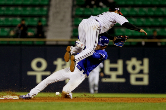 '격투기아닙니다'삼성구자욱이10일LG전에서도루를시도하다송구를잡으려던상대유격수오지환과부딪히는모습.(자료사진=삼성)