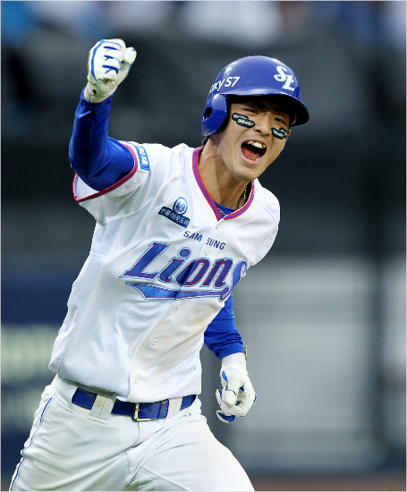 지난8일SK와홈경기에서연장끝내기안타를때려낸뒤환호하는삼성구자욱.(자료사진=삼성)