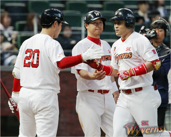 12일인천SK행복드림구장에서열린KBO리그두산전에서3회역전투런홈런을쏘아올린정의윤(사진오른쪽)이동료들의축하를받고있다(사진제공=SK와이번스)