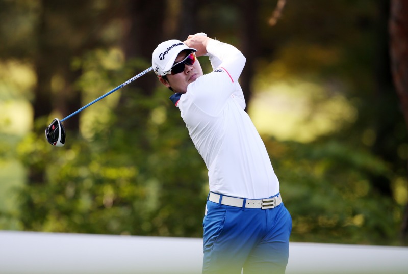 ▲김진성이매일유업오픈첫날8번홀에서드라이버샷을날리고있다.그는이글1개를포함해버디7개,보기1개를묶어8언더파단독선두로나섰다.이날총13개의이글이나왔다.사진=KPGA제공