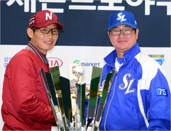 '올해이모습가능할까'지난2014년한국시리즈를앞두고염경엽넥센(왼쪽),류중일삼성감독이우승컵을놓고포즈를취한모습.(자료사진=삼성)