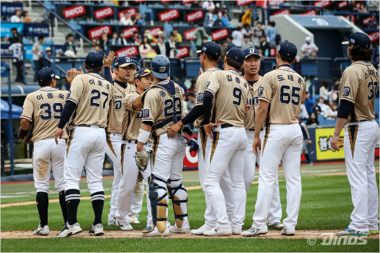 지난8일LG와홈경기에서승리한NC선수들이하이파이브를하는모습.(자료사진=NC)