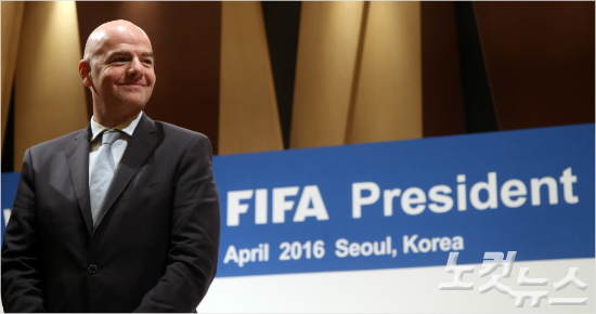 국제축구연맹(FIFA)은멕시코에서열린총회에서코소보와지브롤터를회원국으로받아들였다.이로써FIFA회원국은211개국으로늘었다.사진은지안니인판티노FIFA회장.황진환기자