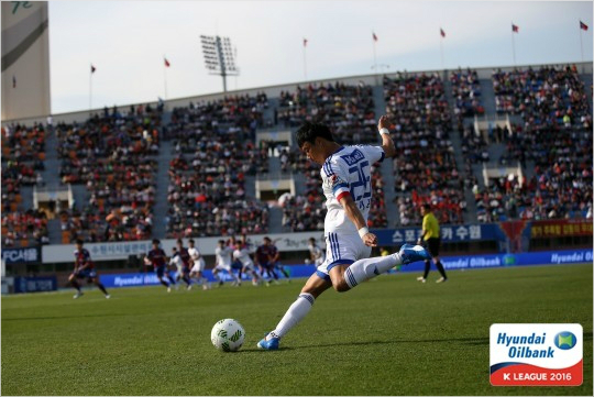 염기훈의날카로운왼발은역사적인첫번째'수원더비'의승리를수원삼성으로이끌었다.(사진=한국프로축구연맹제공)