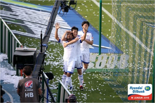 수원삼성의외국인공격수산토스는K리그역사에길이남을첫번째'수원더비'에서첫골을터뜨린주인공이다.(사진=한국프로축구연맹제공)