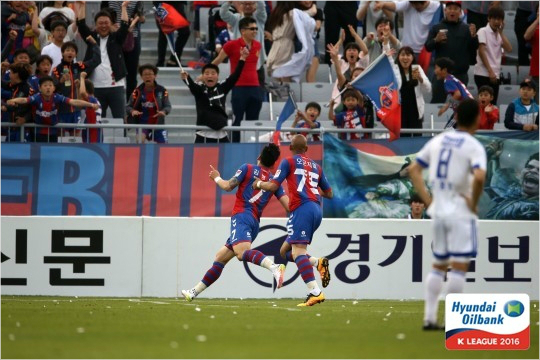 들소같은드리블이장기인수원FC의공격수김병오는'수원더비'에서도자신의장기를살린공격으로결국골까지터뜨렸다.(사진=한국프로축구연맹제공)