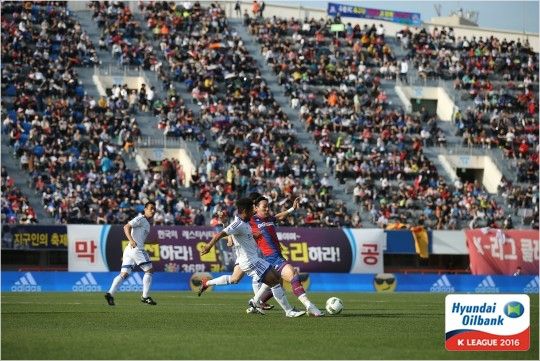 수원을연고로하는K리그클래식두팀의역사적인첫번째맞대결은수원종합운동장을가득채우고도남는많은관중속에열렸다.(사진=한국프로축구연맹제공)