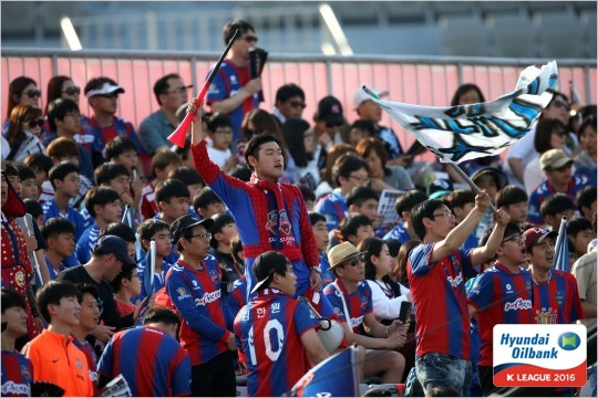비록그수는적지만수원FC의서포터'리얼크루'역시'수원더비'를구성하는중요한일원이다.(사진=한국프로축구연맹제공)