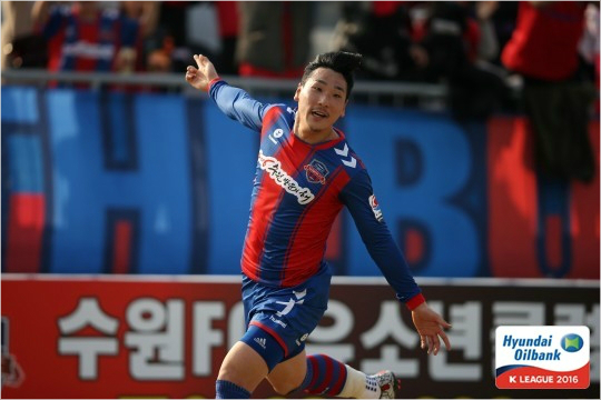 수원FC의공격수김병오는많은이들의관심속에치러진역사적인첫번째'수원더비'에서헛발질에이은동점골로큰주목을받았다.(사진=한국프로축구연맹제공)