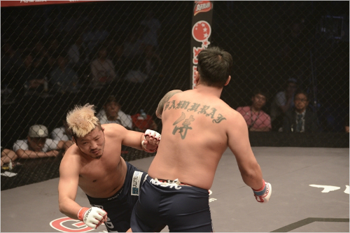 쿠와바라키요시에게한방을허용한후주저앉기직전의권아솔.사진=로드FC제공