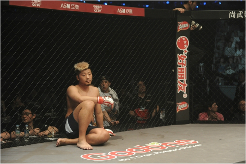 케이지한켠에허무한표정으로앉아있는권아솔.사진=로드FC제공