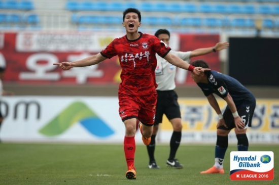 '오늘은내가주인공!'상주상무의박기동이15일상주종합운동장에서열린인천유나이티드와의'현대오일뱅크K리그클래식2016'10라운드에서2골1도움맹활약을펼치며팀승리를이끌었다.(사진=한국프로축구연맹제공)
