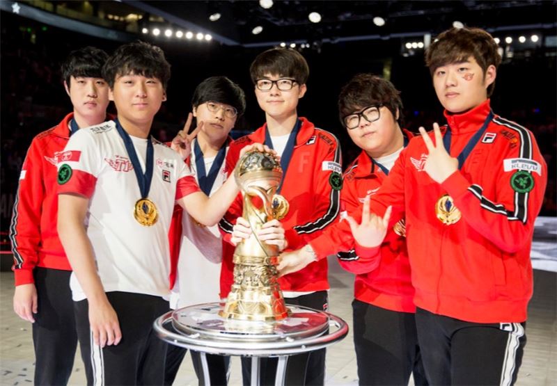 SK텔레콤 T1 선수단이 MSI 우승 트로피 앞에서 환하게 웃고 있다(사진=라이엇게임즈 제공).