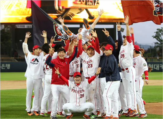 '고마워요,한화'KIA선수들이15일한화와홈경기를승리로장식한뒤이날은퇴식에나선서재응을헹가래하며기뻐하는모습.(광주=KIA)