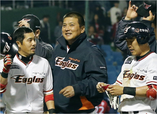 '이웃음,언제다시볼까'한화김태균(가운데)이지난달28일KIA와홈경기에서연장끝내기승리를거둔뒤이용규(왼쪽),정근우등동료들과기뻐하는모습.(자료사진=한화)