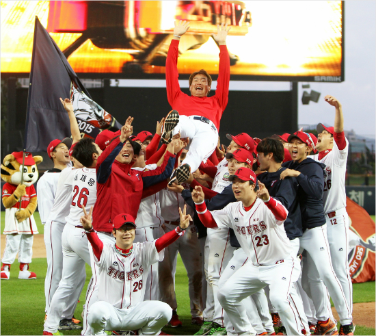 '大虎여,안녕히!'KIA선수들이15일한화와홈경기에서승리한뒤은퇴식을거행한최희섭(가운데)을헹가래치며기뻐하고있다.(광주=KIA)