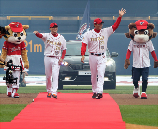 '이것이예우'KIA서재응(26번),최희섭(23번)이15일한화와홈경기에서열린합동은퇴식에서그라운드에깔린레드카펫을걸어입장하며팬들의환호에답례하고있다.(광주=KIA)