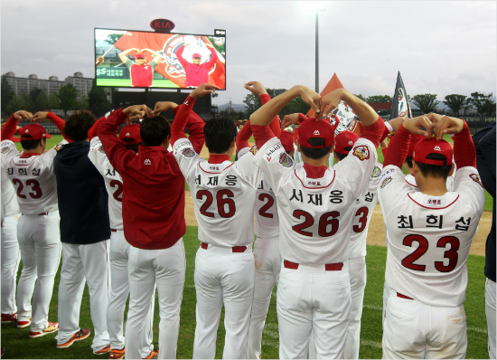 '사랑합니다'KIA선수들이15일한화와홈경기에서승리한뒤진행된서재응-최희섭의합동은퇴식에서하트세리머니를펼치고있다.(광주=KIA)