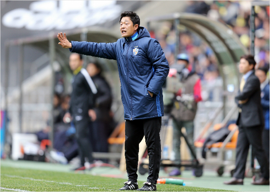 시즌이한창진행되는가운데창춘야타이로이적하는이민성코치는지난2011년에이어다시한번이장수감독과함께중국슈퍼리그에서활약하게됐다.(사진=울산현대호랑이제공)